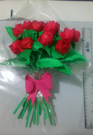 Arreglo que consta de 12 rosas envueltas en plástico y con un pequeño moño.